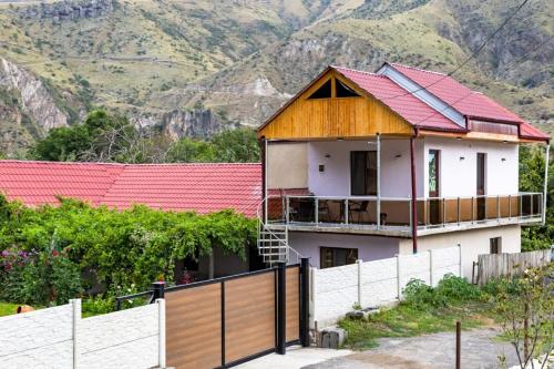 . Vardzia Guesthouse Tmogvi