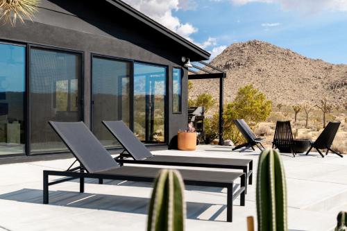 Sacred Haven l Cabin w Cowboy Pool at Park Entrance in Joshua Tree, USA