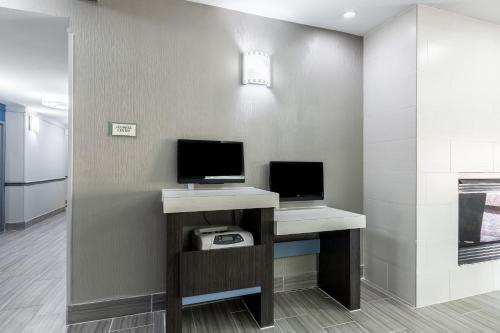 Platinum Inn & Suites Webster
