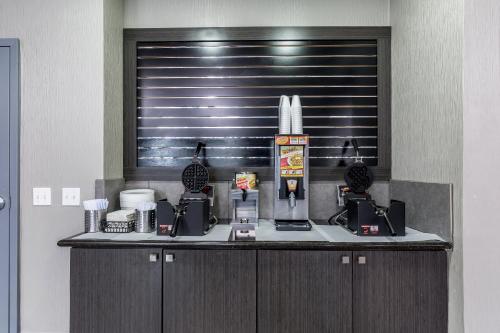 Platinum Inn & Suites Webster