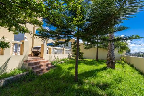 Garden, Magnifique appartement avec jardin en face de la mer in Mnar