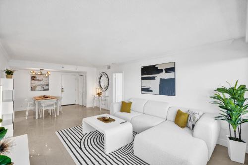 Modern Ocean Escape Stylish 2BR Condo with Resort Amenities Pools Sauna and Gym 1417 – khách sạn tại Khu đô thị Mid Beach