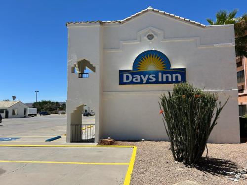 Days Inn by Wyndham Kingman West - image 11