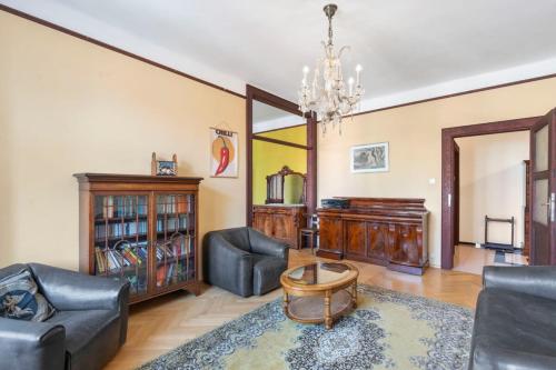 Spacious 2BR 2BA Apartment in the Heart of Prague, Прага (фото 3)