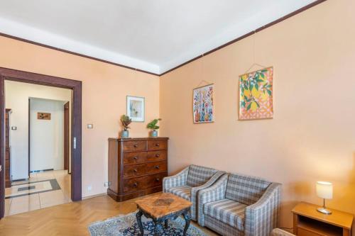 Spacious 2BR 2BA Apartment in the Heart of Prague, Прага (фото 4)