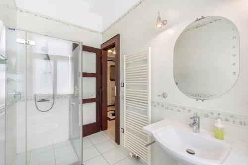 Spacious 2BR 2BA Apartment in the Heart of Prague, Прага (фото 6)
