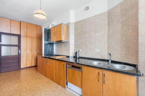 Spacious 2BR 2BA Apartment in the Heart of Prague, Прага (фото 8)