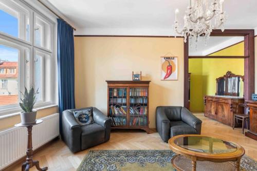 Spacious 2BR 2BA Apartment in the Heart of Prague, Прага (фото 9)