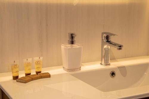Double Room with Private Bathroom image 1