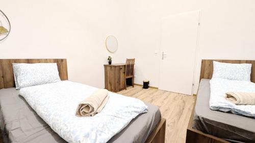 Spacious Rooms - 15 Min from Airport & City Center, 5 Min from Vienna Main-Bus Station EZ1 in 11. kerület - Simmering