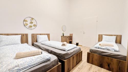 Spacious Rooms - 15 Min from Airport & City Center, 5 Min from Vienna Main-Bus Station EZ1 in 11. kerület - Simmering