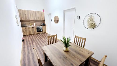 Spacious Rooms - 15 Min from Airport & City Center, 5 Min from Vienna Main-Bus Station EZ1 in 11. kerület - Simmering