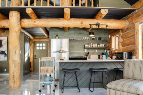 ห้องครัว, Ranch Life Reimagined, Cattle Drives to Chic Cabin in แมนคอส (โคโลราโด)