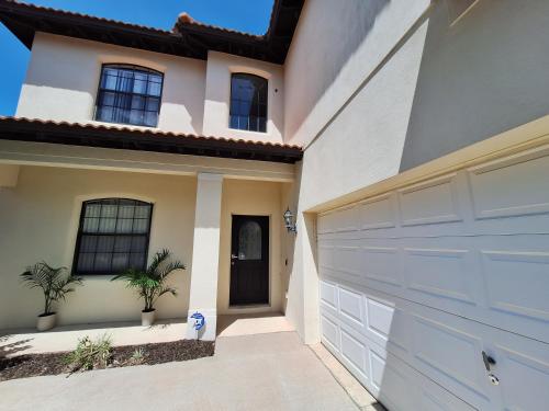 Spacious 5 bdrm 4 bth pool home, game room Memorial Day special close to Disney, Epic Universe