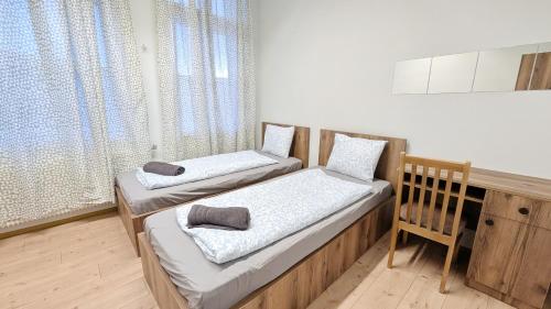 Spacious Rooms - 15 Min from Airport & City Center, 5 Min from Vienna Main-Bus Station EZ9 3