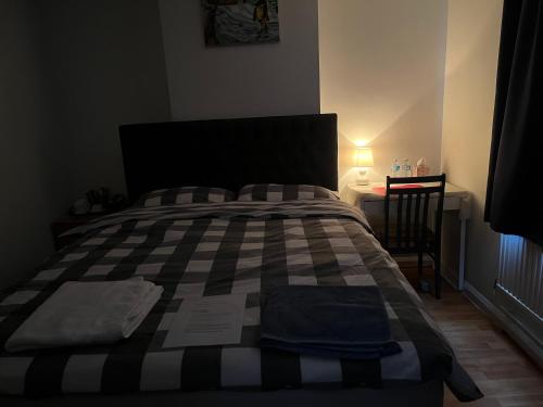 Large Double Bedroom with free on site parking max car length 5 metres 3