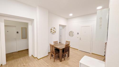 Spacious Rooms - 15 Min from Airport & City Center, 5 Min from Vienna Main-Bus Station EZ9, Vienna (photo 6)