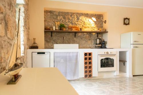 Casa Kamik-19th Century Stone House 50 m from Sea in Jadranovo