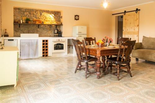 Casa Kamik-19th Century Stone House 50 m from Sea in Jadranovo