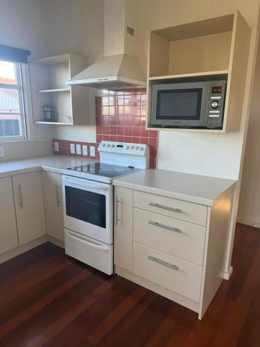 Sun filled character home in กรีนเมดโดว์