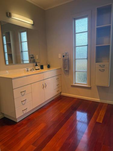 Sun filled character home in กรีนเมดโดว์