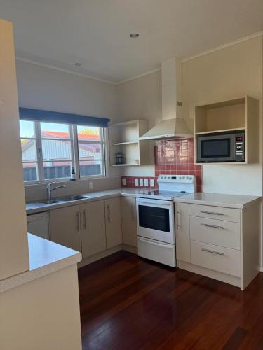 Sun filled character home in กรีนเมดโดว์