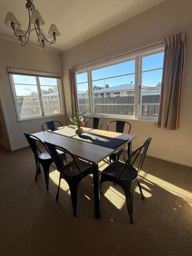 Sun filled character home in กรีนเมดโดว์