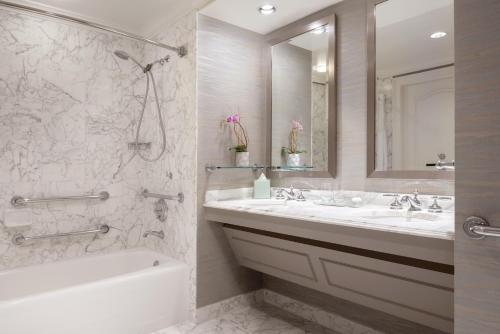 King Room with Adapted Tub, Balcony and Marina View - Mobility and Hearing Accessible