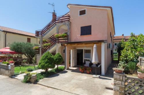 Apartments with a parking space Novigrad - 7135 Novigrad 
