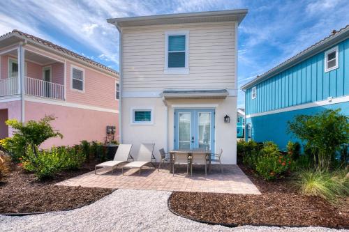 Sandy Shores Cottage near Disney with Margaritaville Resort  Island H2O Access - 8077KD