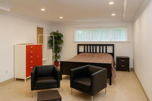 Stylish Furnished Modern Studio, Bright and Spacious 20 Minutes from Downtown near Oratoire St-Joseph