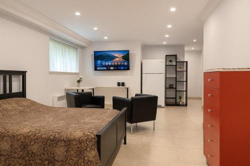 Stylish Furnished Modern Studio, Bright and Spacious 20 Minutes from Downtown near Oratoire St-Joseph