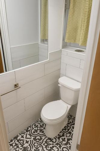 Stylish Furnished Modern Studio, Bright and Spacious 20 Minutes from Downtown near Oratoire St-Joseph