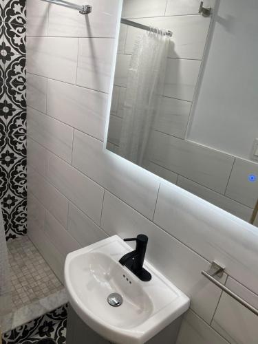 Stylish Furnished Modern Studio, Bright and Spacious 20 Minutes from Downtown near Oratoire St-Joseph