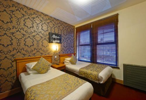 2 twin beds