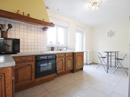Maison lumineuse avec jardin clos et terrasse pour 9 pers. près forêt d'Écouves (Maison lumineuse avec jardin clos et terrasse pour 9 pers. pres foret d'Ecouves) in Yvre-l'Eveque