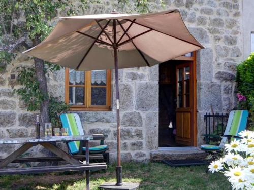 Gîte de Caractère 3 Épis avec Jardin à Estivareilles