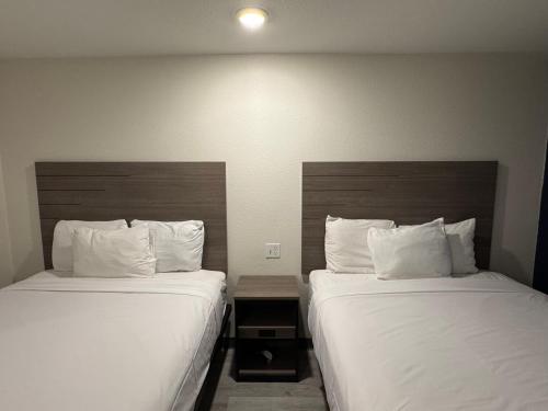 2 Queen Beds, Mobility/Hearing Access Efficiency Suite, Roll-In Shower, NSMK
