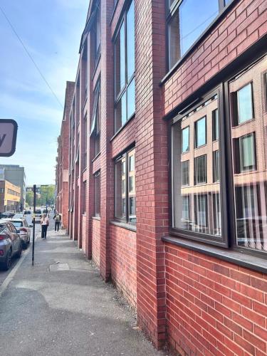 Modern Studio, Brum City Centre, Wi-fi, Smart Tv, Netflix, Prime video, Ps5, Gym gear, Easy access t near Temple of Relief
