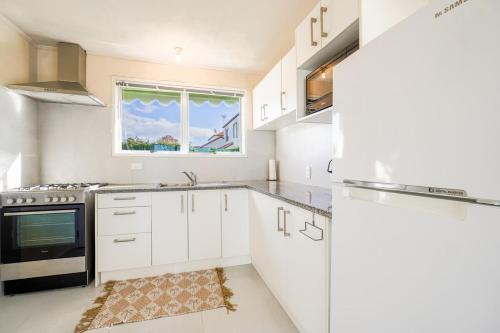 Stunning Two Bedroom House in in Half Moon Bay in هالف مون باي