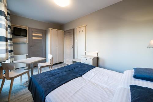 Double Room with Balcony image 3