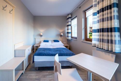 Double Room with Balcony image 4