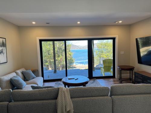 Waterfront Algonquin Retreat,Hot Tub & Sauna in Barrys Bay (ON)
