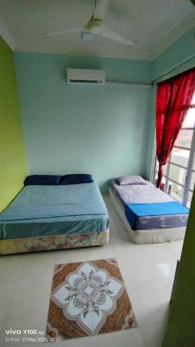 1 double bed, 1 twin bed