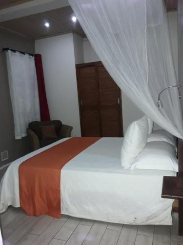 . La Creole APT 16