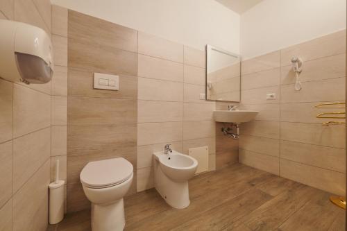 Quadruple Room image 5