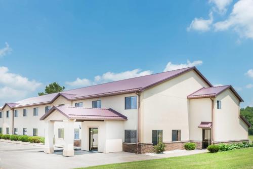 . Super 8 by Wyndham Paris IL