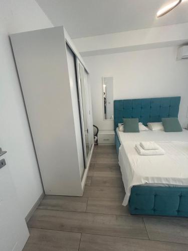 One-Bedroom Apartment with Pool View image 8