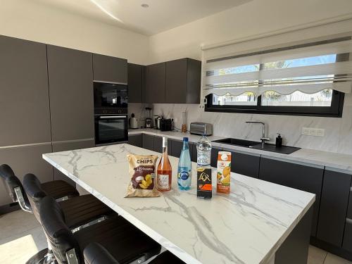 Facilities, Villa 200m2 -plages - piscine chauffee in Vallon de Coste