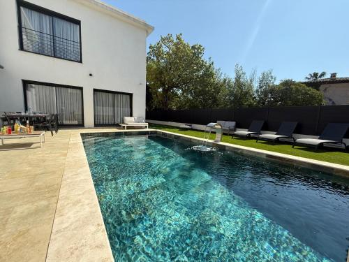 Exterior view, Villa 200m2 -plages - piscine chauffee in Vallon de Coste